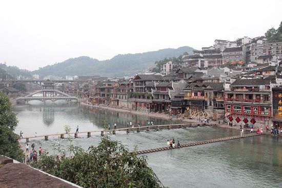 鳳凰古城以被吐槽七次高居最想吐槽榜榜首，而這七次吐槽全部來(lái)自在鳳凰古城隨機(jī)采訪(fǎng)的10名游客中。