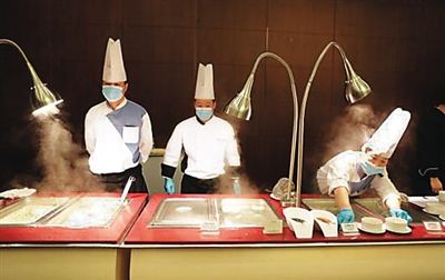 　工作人員在餐廳忙碌。（網(wǎng)絡(luò)圖片）