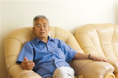 楊維駿 歷任云南省政協副主席等職。89歲高齡的楊維駿為12名失地農民代表開道，到云南省政協反映問題。