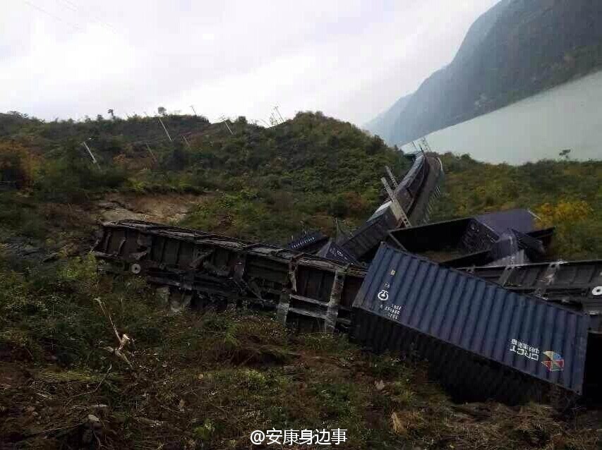 襄渝鐵路旬陽至棕溪上行線發(fā)生山體塌方，致使75228次貨物列車8節(jié)車廂脫線。圖片來源于網(wǎng)絡(luò)