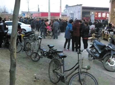 　11月9日下午，暴力催債的社會(huì)人員持械進(jìn)入獻(xiàn)縣安莊后，村民們聚集在一起準(zhǔn)備反抗。村民供圖