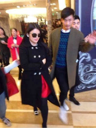 　婚禮現(xiàn)場(chǎng)現(xiàn)多位明星大腕助陣。