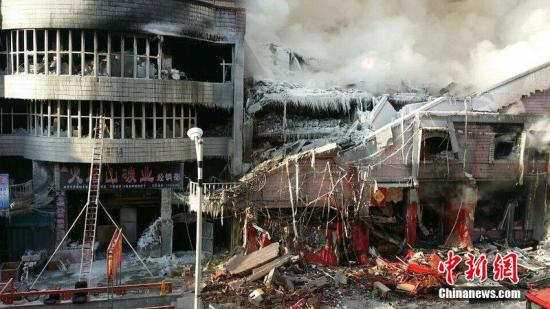 2015年1月3日，哈爾濱市道外區(qū)太古街著火塌方現(xiàn)場，火又燒了起來