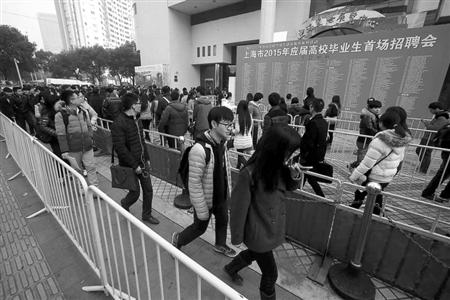 昨天的應(yīng)屆生招聘會,舉辦方上海國際展覽中心配備了足夠的警力、安保和工作人員，整個(gè)排隊(duì)隊(duì)伍被分割成數(shù)段