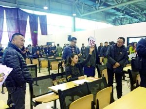 　首批中央和國家機(jī)關(guān)公車第三場拍賣現(xiàn)場。賈悅/攝