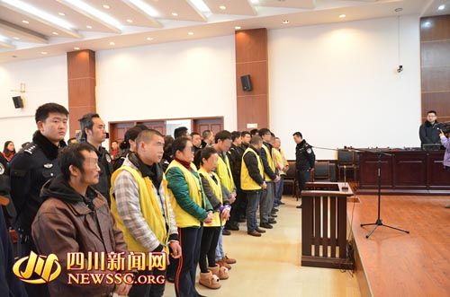 胡寶寶（右四）等接受集中宣判。