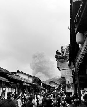 成都龍泉驛區(qū)洛帶古鎮(zhèn)的游客拍到爆炸瞬間濃煙滾滾。