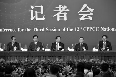 昨日，政協(xié)十二屆三次會議舉行記者會，五位嘉賓回答中外記者提問。京華時報記者王海欣攝