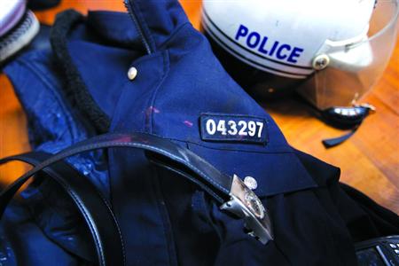 在閔行區(qū)虹橋派出所的一角，擺放著茆盛泉曾經最愛的警服?！?43297”的警號、深色的警服依稀可見已經凝固的血跡，警用皮帶也斷裂了。