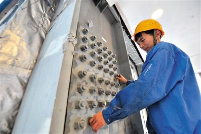 工人在內(nèi)部安裝鋼結(jié)構(gòu)。