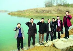 活動儀式現(xiàn)場，一眾人舀起漳河水直接喝下