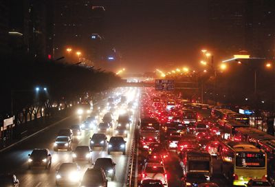 昨晚，因沙塵暴導致能見度低，長安街嚴重堵車。