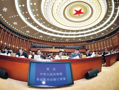 昨日，食品安全法修訂草案提交十二屆全國人大常委會(huì)第十四次會(huì)議進(jìn)行三審。 新華社記者 李濤 攝