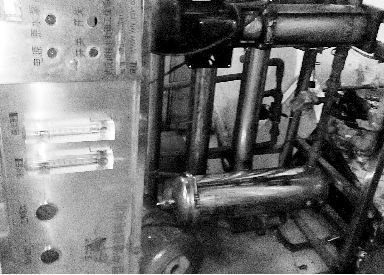 漢陽某無證水廠使用的破舊設(shè)備。