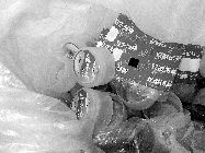 食藥監(jiān)執(zhí)法人員封存了無證水廠的假商標(biāo)。