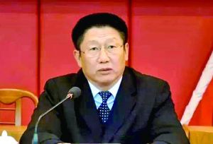 他曾身居要職，在仕途上平步青云，“連跳式”升官；他如今落馬，被查出近乎瘋狂地收受巨額利益、用公款送禮，還隱瞞“裸官”身份、在私企老板的安排下多次嫖娼、參與賭博、與多名女性通奸，被一線辦案人員形容為“五毒俱全”的干部。近日，深圳原市委常委、政法委書記蔣尊玉的貪腐歷程被披露。