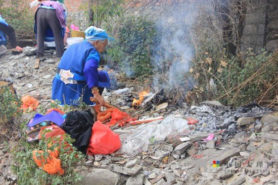 老人們準備好松香紙錢等祭祀用品，虔誠祈福。