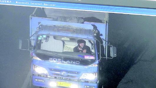 張某被抓拍到開車打手機(jī)。