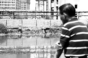 2015年6月5日，上海的古御界橋只剩橋墩和兩塊橋面。