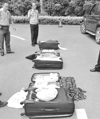 圖為民警搜出的毒品。