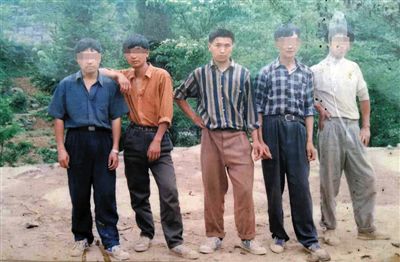 一次外出打工前，田仁信（中）與村里的伙伴合影。田仁信親屬供圖