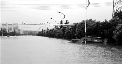 6月28日，南京暴雨致云臺(tái)山河漫堤，祿口機(jī)場(chǎng)高速雙向封閉 供圖/CFP