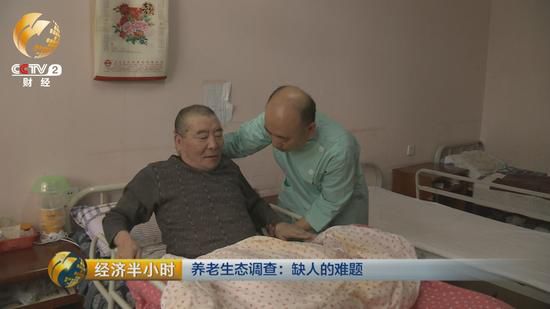 每天凌晨5點多，老姜就起床。幫老人挨個洗臉，口腔護(hù)理，換尿墊，擦身。