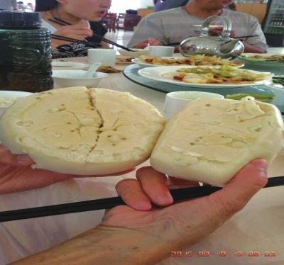 在參加山西游行程中，體驗(yàn)員發(fā)現(xiàn)團(tuán)餐中的饅頭已經(jīng)發(fā)霉。視頻截圖
