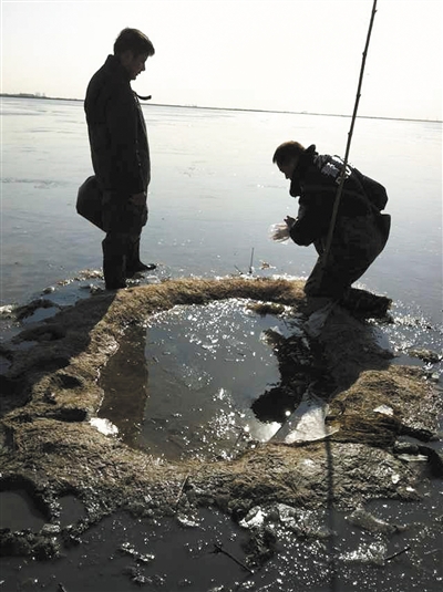 天津北大港濕地深處，警方對(duì)“毒池”液體取樣?！? width=