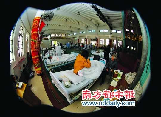 病人被轉(zhuǎn)移到該院的工會大禮堂。通訊員 符曉亮 攝