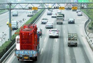 內(nèi)環(huán)高速連應(yīng)急車道也被社會(huì)車輛占用著，3月嬰兒最后病重離世