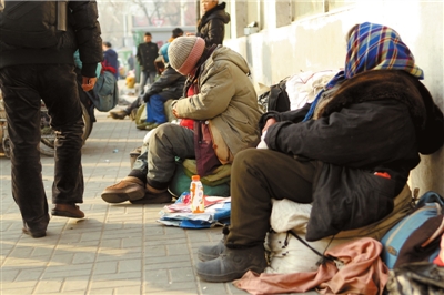 昨天，仍有流浪人員在路邊居留。本報記者譚青攝/視頻