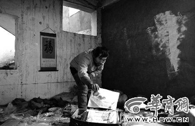 　西安市解放路與東大街十字西北角的一棟待拆遷的樓房中，陳露山整理自己每天看的報紙