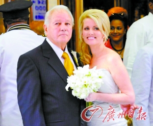 二00一年，埃德文和特里娜舉行婚禮。