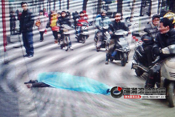 2月4日早上8時(shí)30分許，長沙人民中路255號(hào)一棟住宅樓露天樓梯6樓頂部，一名三十多歲的中年男子跳下