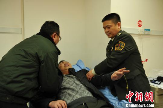 被“黑車”頂跑近5公里的執(zhí)法隊(duì)員周應(yīng)鑄被送至醫(yī)院急救?！￠Z成全　攝