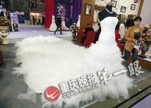 重慶展出鑲嵌3萬顆水晶珍珠婚紗 租金9800元/天