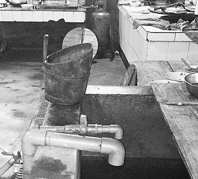 在鎮(zhèn)機關(guān)食堂，洗菜煮飯都用自來水。