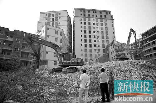 在無數(shù)次專項行動和強拆風暴的背后，是衍生出的各色潛規(guī)則。