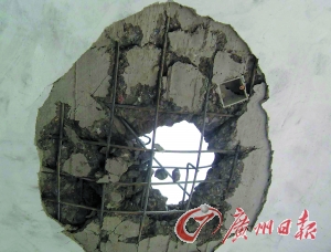 被雷電擊穿的民房。