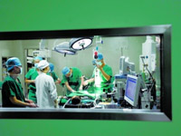 男孩被貨車(chē)碾飛左腳 安慰媽媽