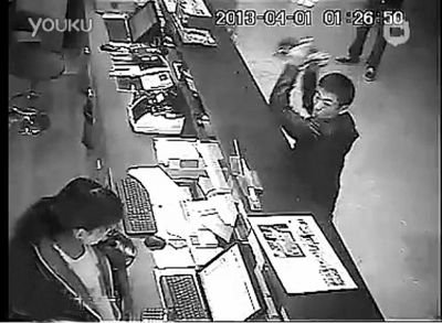 另一同行男子，操起柜臺上的擺件，用力砸向女服務(wù)員面部。