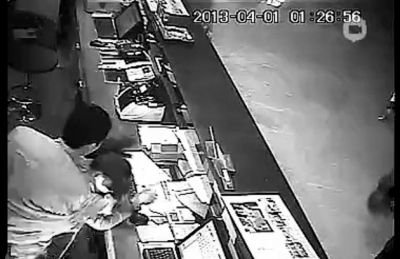 第三名白衣男子沖進柜臺內(nèi)對女服務(wù)員一頓拳打腳踢。