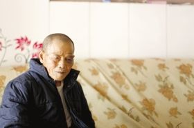 4月15日，劉爹爹的一只眼睛上有明顯的淤青。