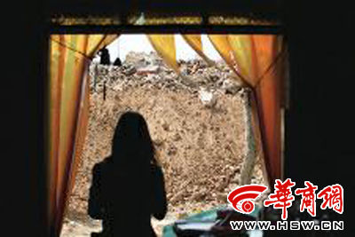 學(xué)校旁的小賣部老板李女士看著店門口的建筑垃圾很頭疼 本報記者董國梁攝