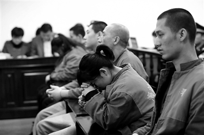 昨日，因涉嫌誘騙男網(wǎng)友進(jìn)行高額消費(fèi)，海淀區(qū)一咖啡廳負(fù)責(zé)人及“吧女”等14人受審。新京報(bào)記者 王貴彬 攝