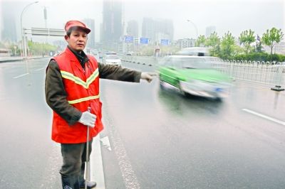 　肖慶旭師傅在事發(fā)地點講述經(jīng)過。記者李銳 攝