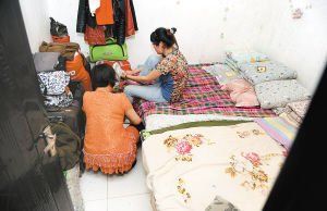 在米家崖一民房內(nèi)，母親蹲在地上幫身陷傳銷的女兒穿鞋，但遭到女兒拒絕