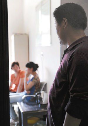 妻子在房內(nèi)勸說女兒時(shí)，楊師傅守在門外