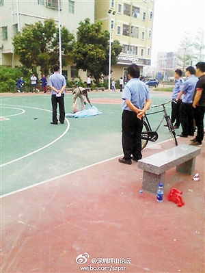 事發(fā)后，警方趕往現(xiàn)場(chǎng)進(jìn)行處理。圖片來源于微博